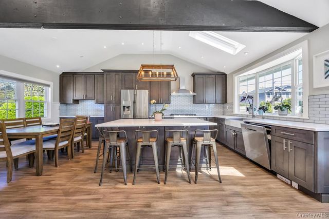 15 Main Parkway, Plainview, NY 11803