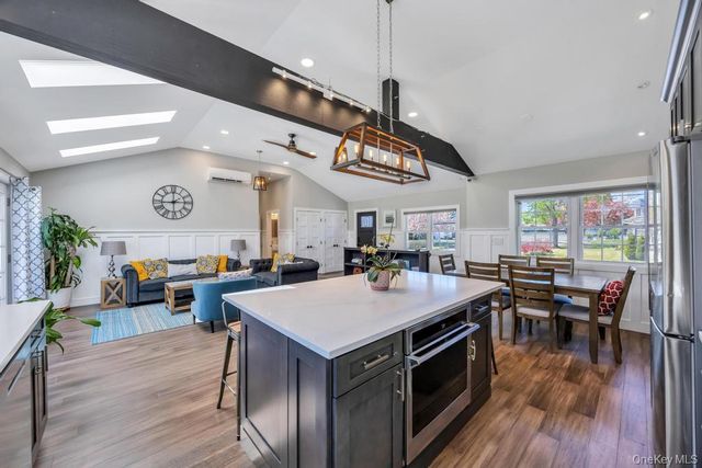 15 Main Parkway, Plainview, NY 11803