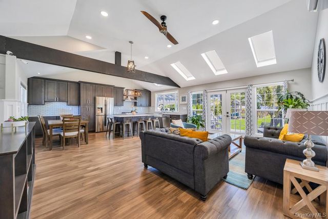 15 Main Parkway, Plainview, NY 11803