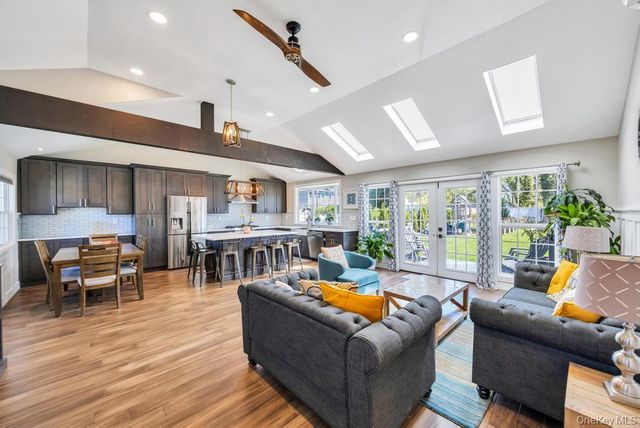 15 Main Parkway, Plainview, NY 11803