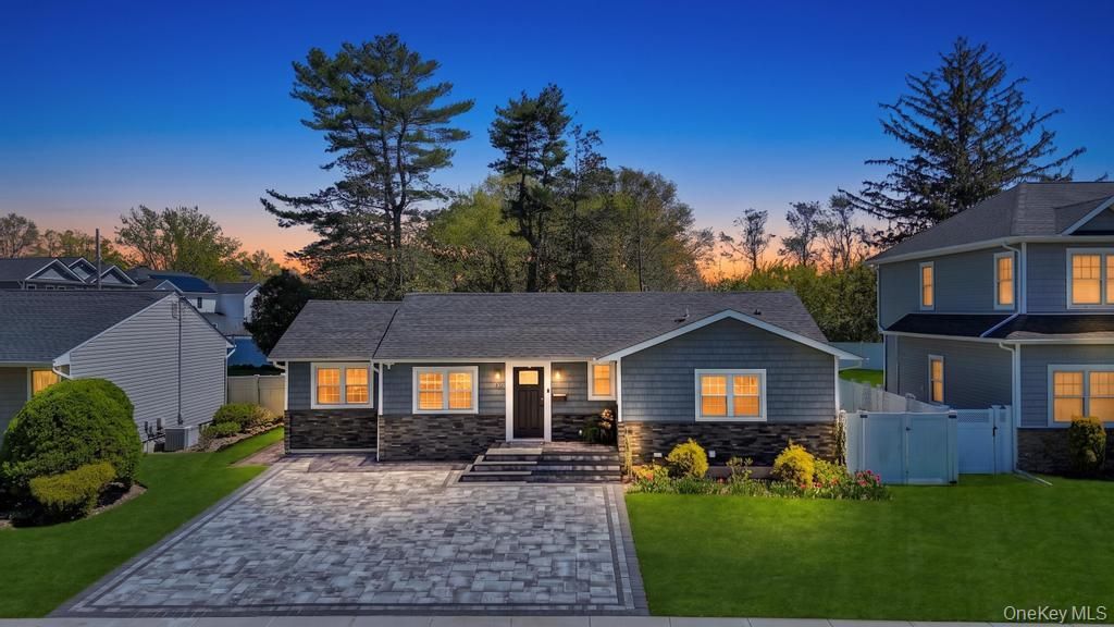 15 Main Parkway, Plainview, NY 11803