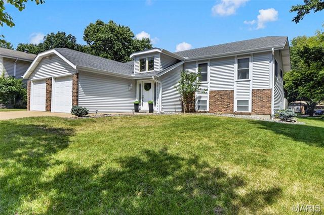 12021 Cedar Lake Court, Maryland Heights, MO 63043