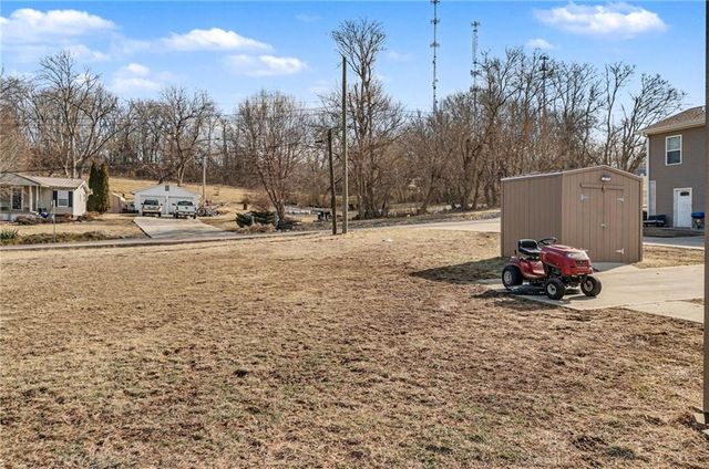 1607 S 14th Street, St Joseph, MO 64503