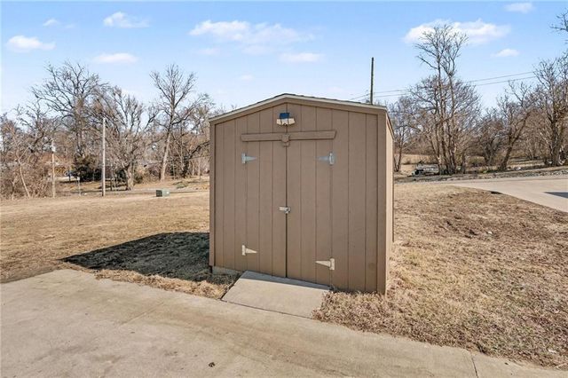 1607 S 14th Street, St Joseph, MO 64503