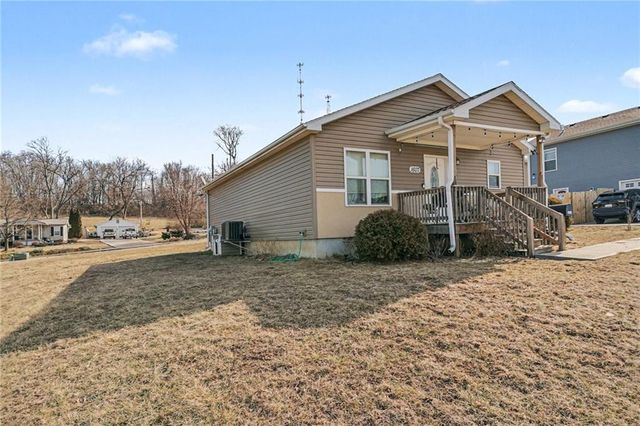 1607 S 14th Street, St Joseph, MO 64503
