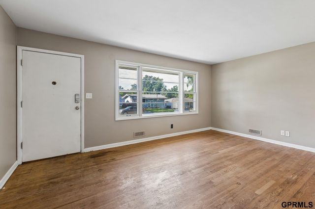 7704 Lafayette Avenue, Omaha, NE 68114