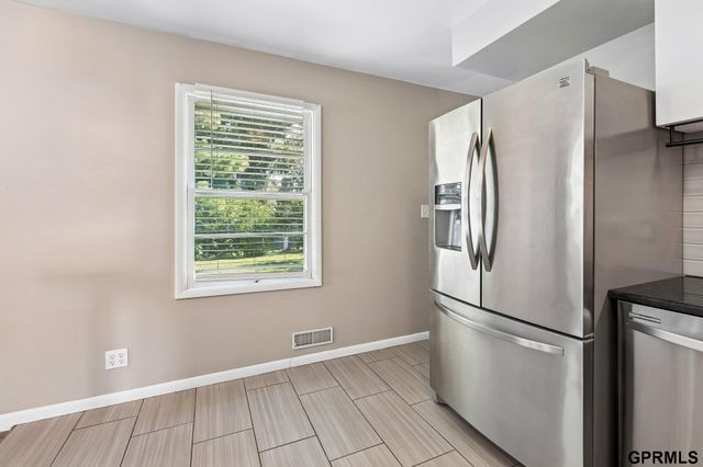 7704 Lafayette Avenue, Omaha, NE 68114