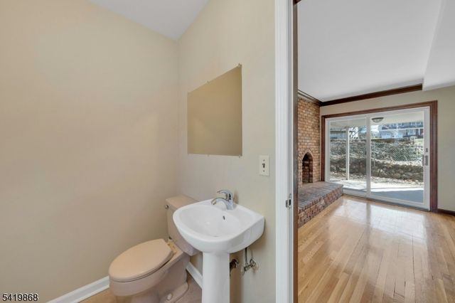 366 Valley View Ave, Paramus Boro, NJ 07652