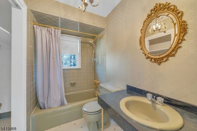 366 Valley View Ave, Paramus Boro, NJ 07652