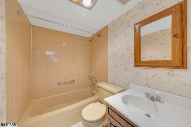 366 Valley View Ave, Paramus Boro, NJ 07652