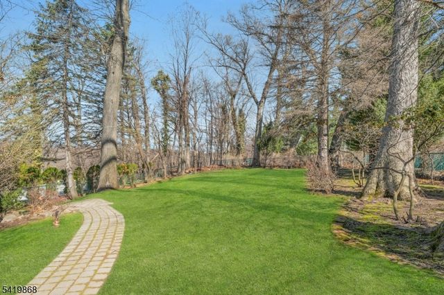 366 Valley View Ave, Paramus Boro, NJ 07652