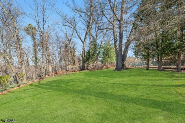 366 Valley View Ave, Paramus Boro, NJ 07652