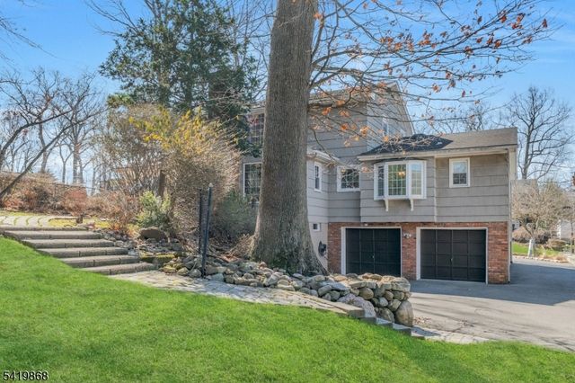 366 Valley View Ave, Paramus Boro, NJ 07652