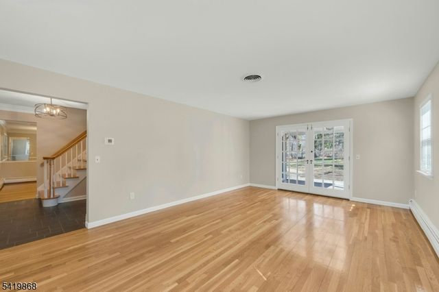 366 Valley View Ave, Paramus Boro, NJ 07652