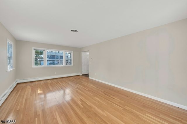 366 Valley View Ave, Paramus Boro, NJ 07652