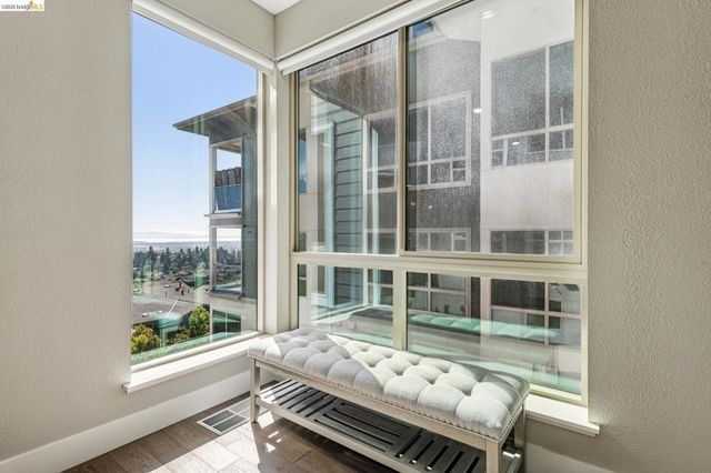 6739 Skyview Dr, Oakland, CA 94605