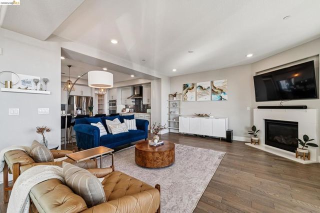 6739 Skyview Dr, Oakland, CA 94605