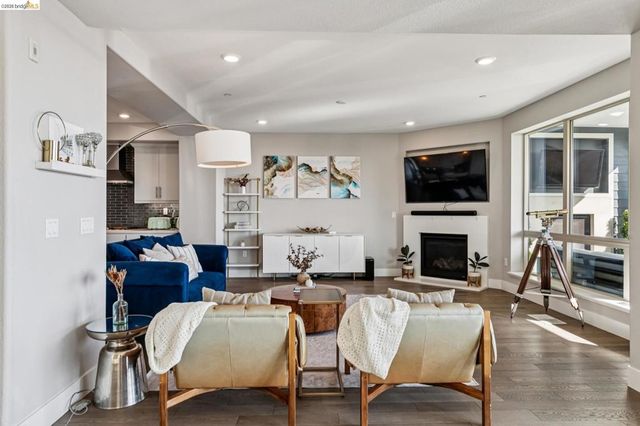 6739 Skyview Dr, Oakland, CA 94605