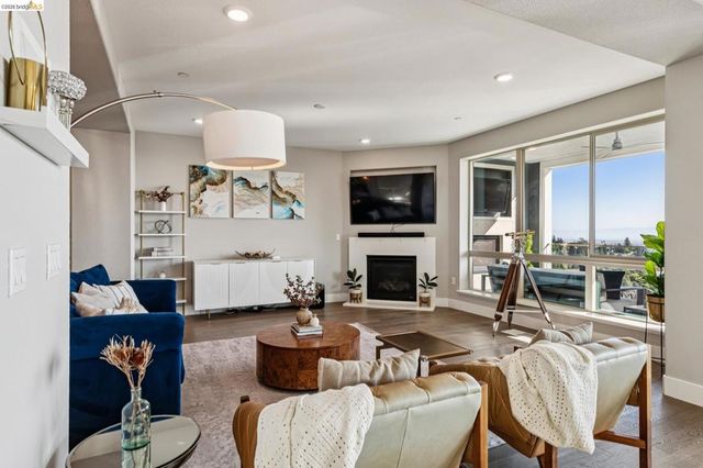 6739 Skyview Dr, Oakland, CA 94605