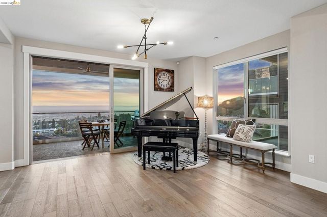 6739 Skyview Dr, Oakland, CA 94605