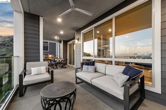 6739 Skyview Dr, Oakland, CA 94605