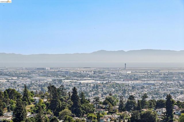 6739 Skyview Dr, Oakland, CA 94605