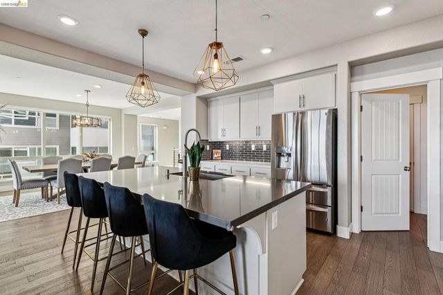 6739 Skyview Dr, Oakland, CA 94605
