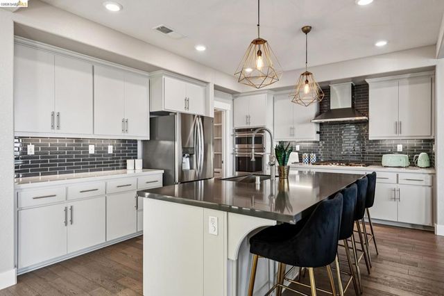 6739 Skyview Dr, Oakland, CA 94605