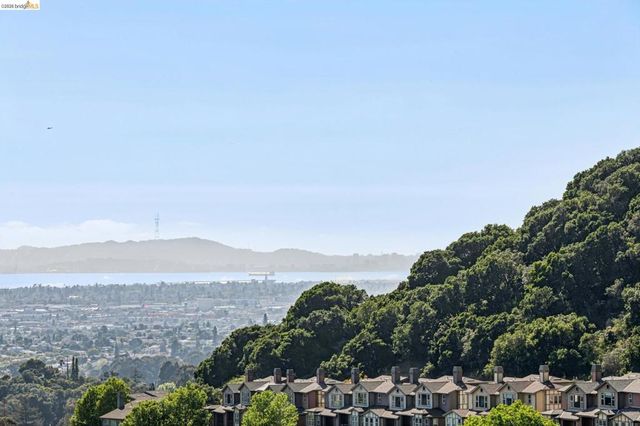 6739 Skyview Dr, Oakland, CA 94605