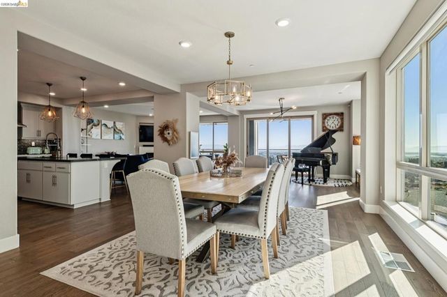 6739 Skyview Dr, Oakland, CA 94605