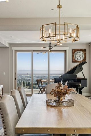6739 Skyview Dr, Oakland, CA 94605