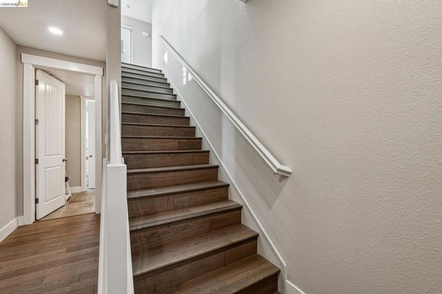 6739 Skyview Dr, Oakland, CA 94605