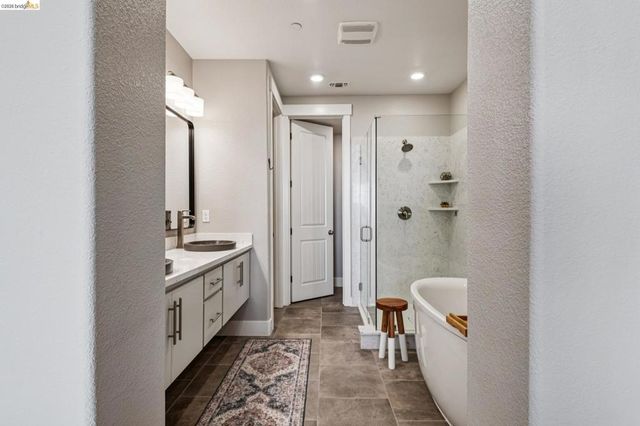 6739 Skyview Dr, Oakland, CA 94605