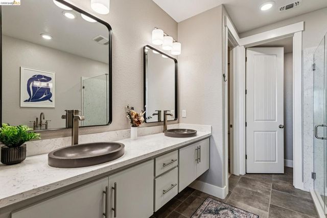 6739 Skyview Dr, Oakland, CA 94605