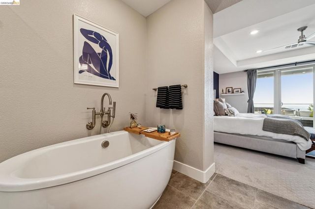 6739 Skyview Dr, Oakland, CA 94605