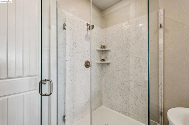 6739 Skyview Dr, Oakland, CA 94605