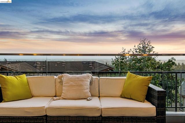 6739 Skyview Dr, Oakland, CA 94605
