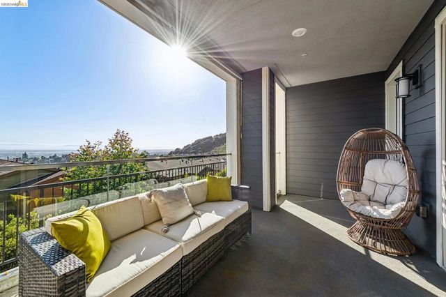 6739 Skyview Dr, Oakland, CA 94605