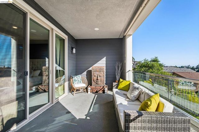 6739 Skyview Dr, Oakland, CA 94605