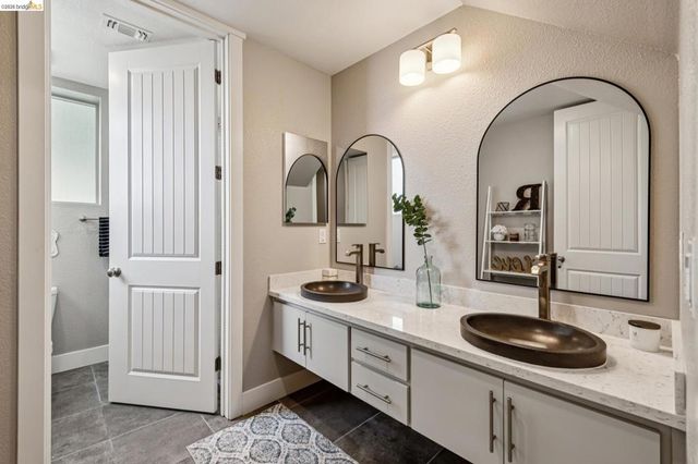 6739 Skyview Dr, Oakland, CA 94605