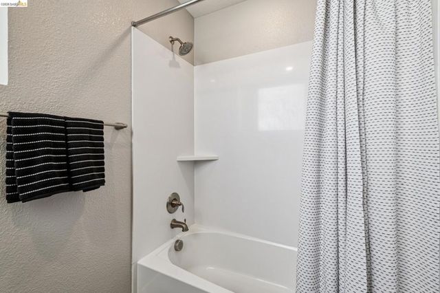 6739 Skyview Dr, Oakland, CA 94605