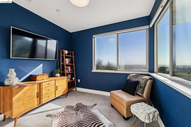 6739 Skyview Dr, Oakland, CA 94605