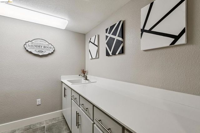 6739 Skyview Dr, Oakland, CA 94605