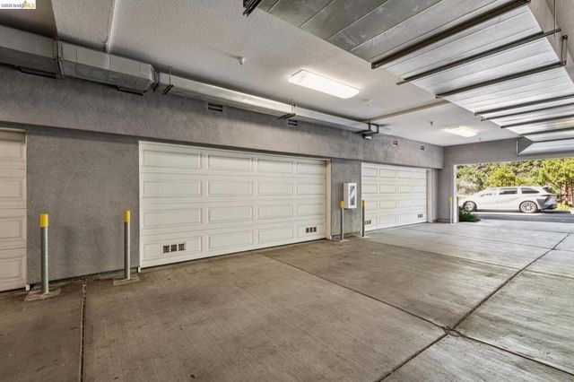 6739 Skyview Dr, Oakland, CA 94605
