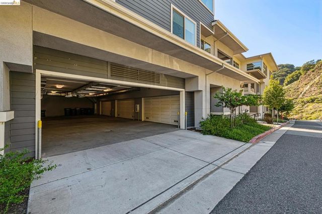 6739 Skyview Dr, Oakland, CA 94605