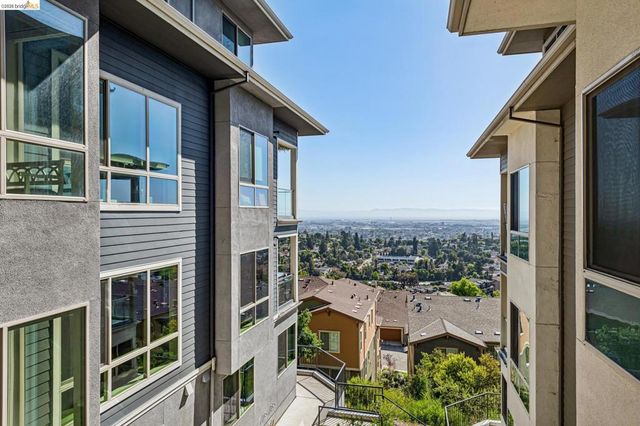 6739 Skyview Dr, Oakland, CA 94605