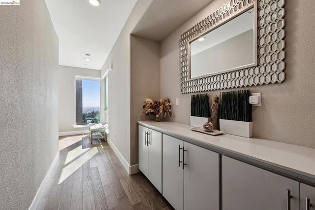 6739 Skyview Dr, Oakland, CA 94605