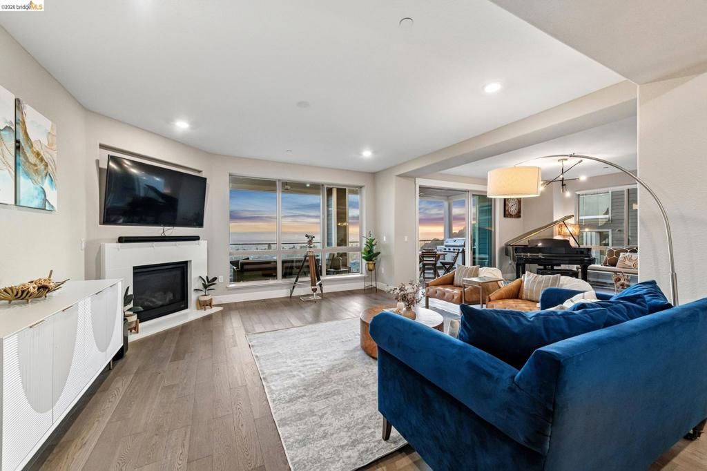6739 Skyview Dr, Oakland, CA 94605