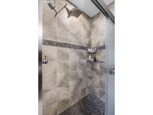 15057 Se GLENBROOK Rd, Clackamas, OR 97015