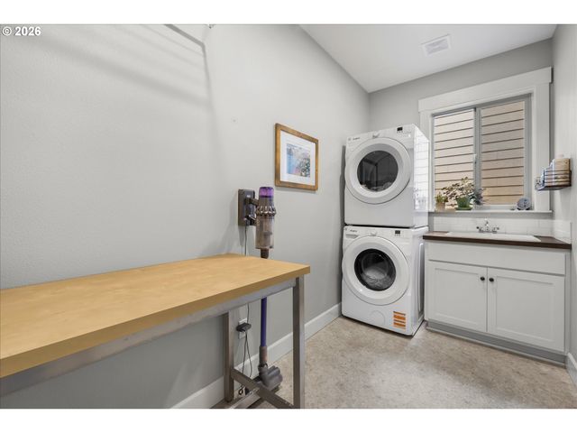 15057 Se GLENBROOK Rd, Clackamas, OR 97015